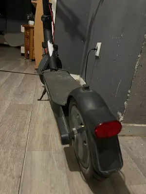 Trottinette électrique Xiaomi 5 en bon état autonomie 60km,clignotants intégré - Miniature 3