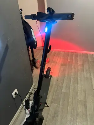 Trottinette électrique Xiaomi 5 en bon état autonomie 60km,clignotants intégré - Miniature 2