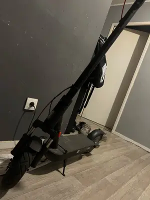 Trottinette électrique Xiaomi 5 en bon état autonomie 60km,clignotants intégré - Miniature 4