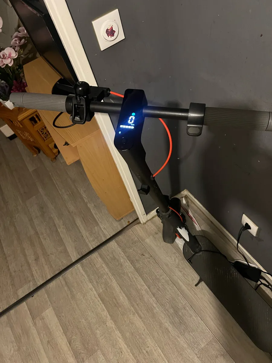 Trottinette électrique Xiaomi 5 en bon état autonomie 60km,clignotants intégré - Photo 1