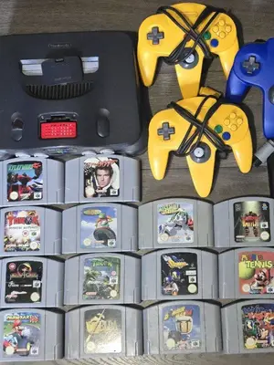 Console Nintendo 64 avec 3 manettes et jeux N64