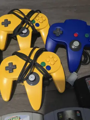 Console Nintendo 64 avec 3 manettes et jeux N64 - Miniature 2