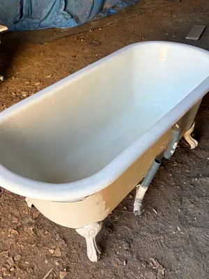 Baignoire ancienne sur pieds avec émail intact à 100 % - Miniature 3