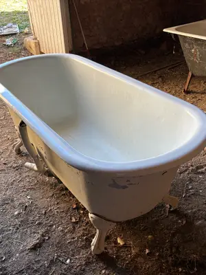 Baignoire ancienne sur pieds avec émail intact à 100 %