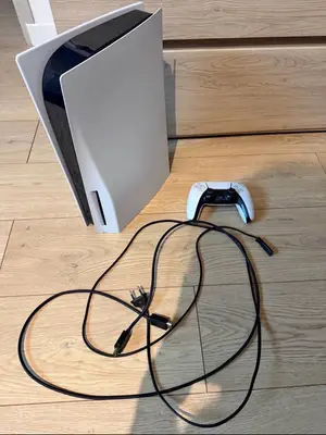 PlayStation avec facture, deux manettes presque neuves et jeu FC 26 - Miniature 2