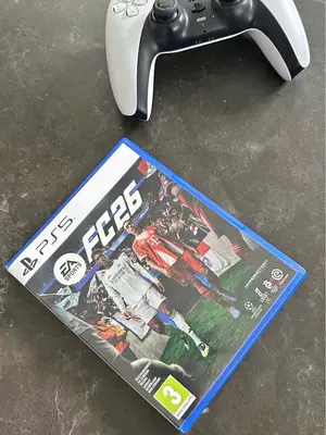 PlayStation avec facture, deux manettes presque neuves et jeu FC 26
