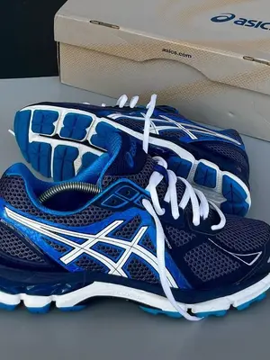 Basket de sport tennis Asics bleu marine, neuves jamais utilisées - Miniature 2