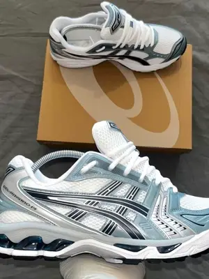 Basket de sport tennis Asics bleu marine, neuves jamais utilisées - Miniature 5