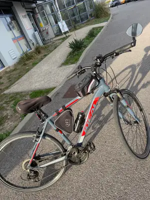 Vélo adulte en très bon état, cadre aluminium et accessoires inclus