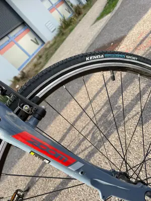Vélo adulte en très bon état, cadre aluminium et accessoires inclus - Miniature 2