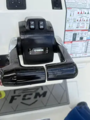 2 Moteurs hors-bord Yamaha 250cv + équipement - Miniature 3