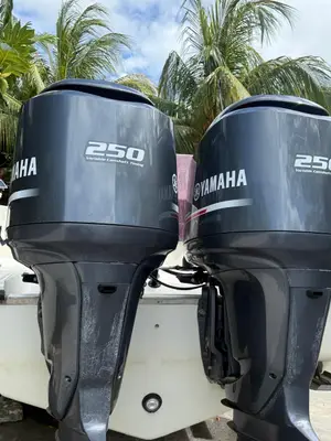 2 Moteurs hors-bord Yamaha 250cv + équipement
