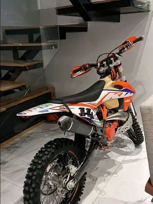 Montre sur le thème du motocross