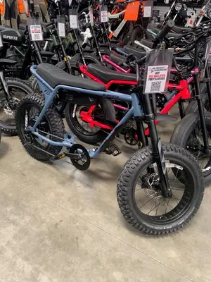 Vélo électrique SUPER73 design premium avec batterie amovible