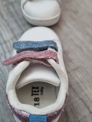 Chaussure pour bébé fille en très bon état - Miniature 2