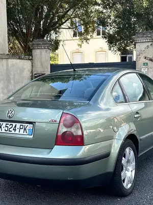 Volkswagen Passat 2002 en bon état général, vitres électriques en panne - Miniature 2