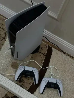 PlayStation 5 comme neuve avec accessoires et reçu - Miniature 4