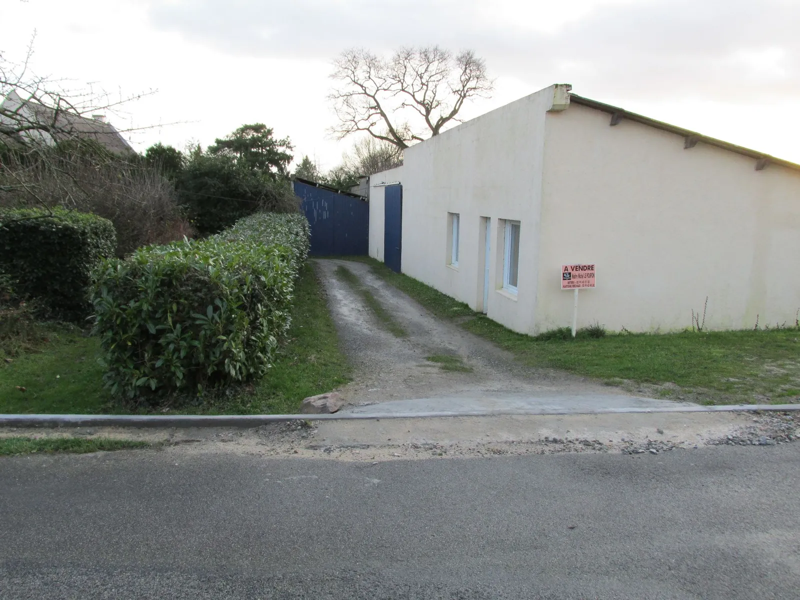 Entrepôt 380m² avec aile semi-remorque et jardin - Photo 1