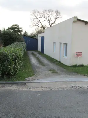 Entrepôt 380m² avec aile semi-remorque et jardin