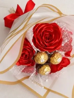 Bouquet de roses rouges avec chocolats Ferrero Rocher - Miniature 3