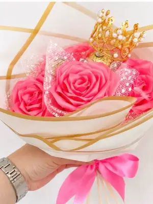 Bouquet rose romantique avec couronne dorée