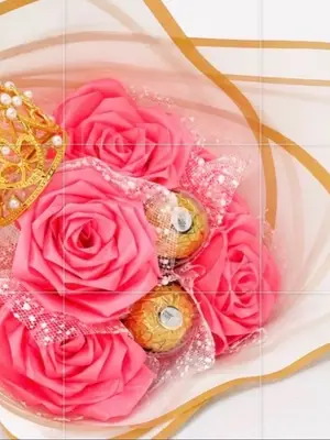 Bouquet rose romantique avec couronne dorée - Miniature 3