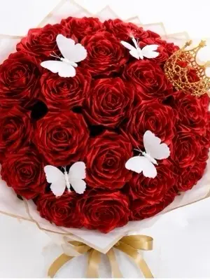Bouquet de roses rouges fait main avec papillons