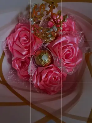Bouquet rose romantique avec couronne dorée - Miniature 2