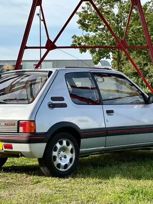 Peugeot 205 GTI de 1984, première série AM84 avec éléments d’origine conservés - Miniature 3