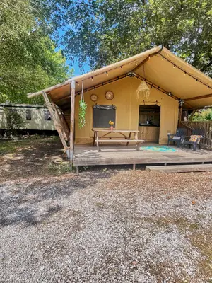 Tente de glamping de luxe avec cuisine équipée et deux chambres à démonter - Miniature 2