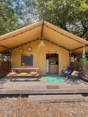 Tente de glamping de luxe avec cuisine équipée et deux chambres à démonter