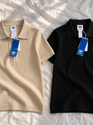 Polos Adidas noirs et beige crème, disponibles en tailles S, M et L