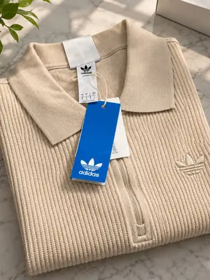Polos Adidas noirs et beige crème, disponibles en tailles S, M et L - Miniature 2