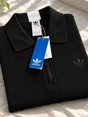 Polos Adidas noirs et beige crème, disponibles en tailles S, M et L - Miniature 3
