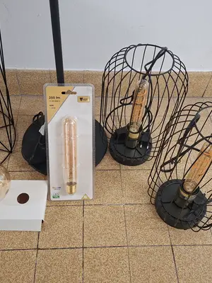 Lot de 3 luminaires et 2 petites tables de chevet avec ampoules - Miniature 3