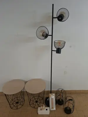Lot de 3 luminaires neufs avec 2 ampoules de rechange et 2 petites tables