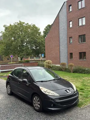 Peugeot 207 1.4 essence 2008, 204 000 km, très bon état