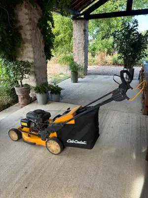 Tondeuse autotractée Cub Cadet XM2. ER53 - Essence 53cm