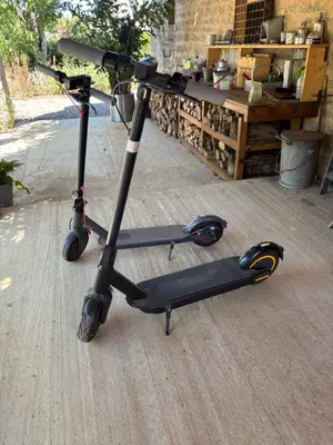 Lot 2 Trottinettes Électriques - 1 Neuve Jaune + 1 Occasion