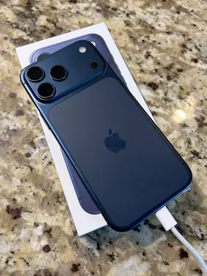 iPhone 17 Pro Max 512 Go avec boîte, excellent état, batterie 100 % - Miniature 4