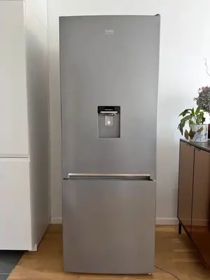 Réfrigérateur combiné Beko 510 L avec distributeur d’eau, excellent état