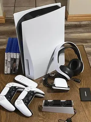 PlayStation 5 avec 2 manettes en très bon état - Miniature 2