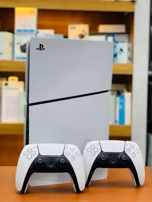 PlayStation 5 avec 2 manettes en très bon état