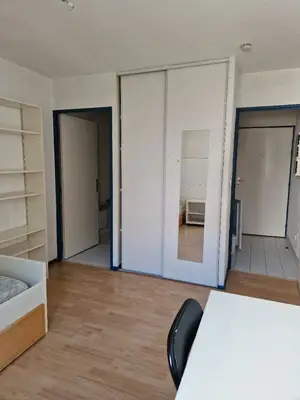 studio meublé d’une surface de 14 m2 - Miniature 2