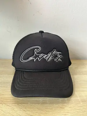 Casquette trucker Corteiz noire avec logo brodé à l’avant