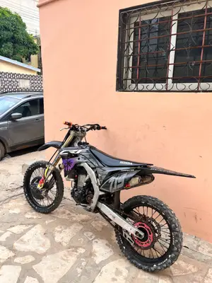 Honda CRF 450 disponible à bon prix