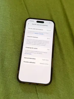 iPhone 16 Pro Max en bon état avec une rayure sur la partie basse du dos
