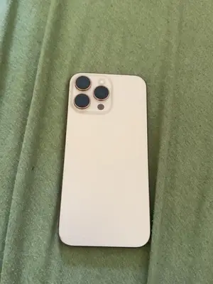 iPhone 16 Pro Max en bon état avec une rayure sur la partie basse du dos - Miniature 2