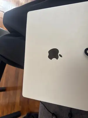 MacBook Pro 14 pouces en parfait état - Miniature 2