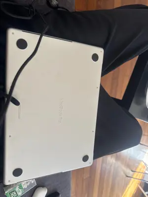 MacBook Pro 14 pouces en parfait état - Miniature 3